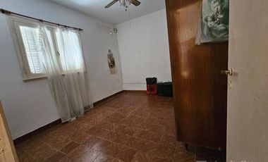 Casa de 3 ambientes c/pequeño patio en Temperley Este
