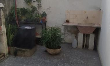Casa de 3 ambientes c/pequeño patio en Temperley Este