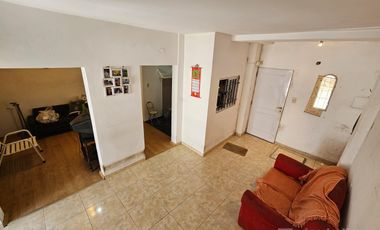 Casa de 3 ambientes c/pequeño patio en Temperley Este