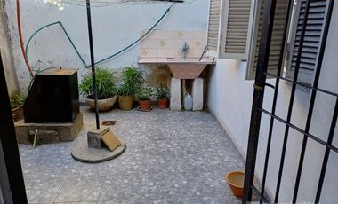 Casa de 3 ambientes c/pequeño patio en Temperley Este