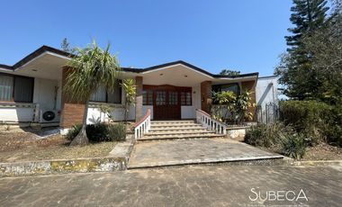 Venta de Casa Residencial en Fraccionamiento Campestre, 4 Recámaras