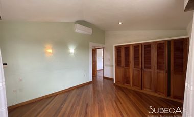 Venta de Casa Residencial en Fraccionamiento Campestre, 4 Recámaras