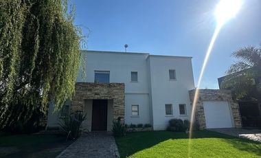 Casa en alquiler de 3 dormitorios c/ cochera en El Centauro