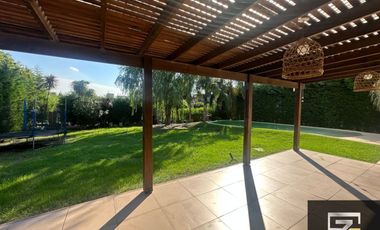Casa en alquiler de 3 dormitorios c/ cochera en El Centauro