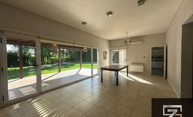 Casa en alquiler de 3 dormitorios c/ cochera en El Centauro