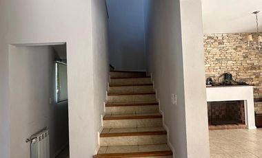 Casa en alquiler de 3 dormitorios c/ cochera en El Centauro