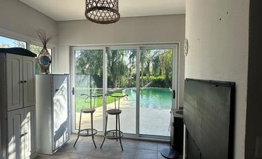 Casa en alquiler de 3 dormitorios c/ cochera en El Centauro