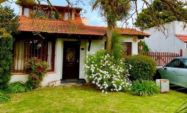 Casa 3 ambientes con quincho y cochera Miramar