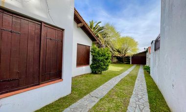Casa 3 ambientes con quincho y cochera Miramar