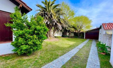Casa 3 ambientes con quincho y cochera Miramar