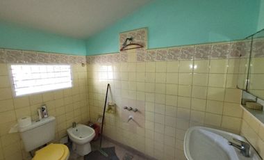 CASA EN VENTA DE 3 AMBIENTES + DEPARTAMENTO