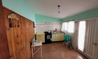 CASA EN VENTA DE 3 AMBIENTES + DEPARTAMENTO