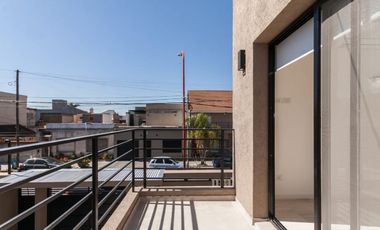 DEPARTAMENTOS EN 2 PLANTAS CON COCHERA Y PARRILLA