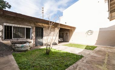 Casa con garage y departamento a terminar