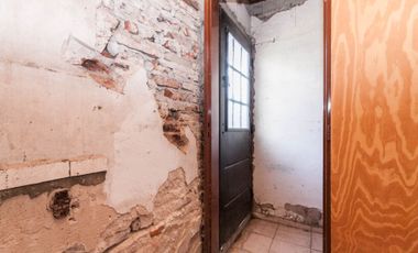 Casa con garage y departamento a terminar