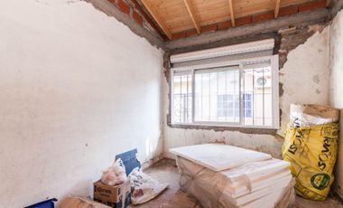 Casa con garage y departamento a terminar