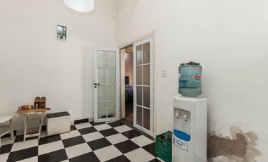 Casa con garage y departamento a terminar