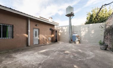 Casa con garage y departamento a terminar