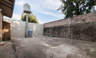Casa con garage y departamento a terminar