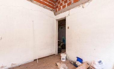 Casa con garage y departamento a terminar