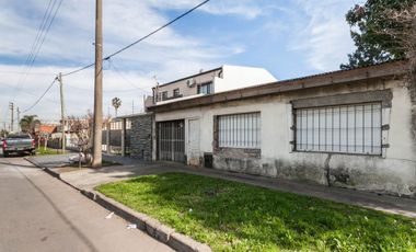Casa con garage y departamento a terminar
