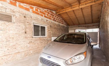 Casa con garage y departamento a terminar