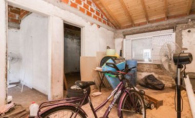 Casa con garage y departamento a terminar