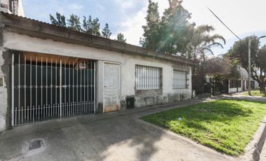Casa con garage y departamento a terminar