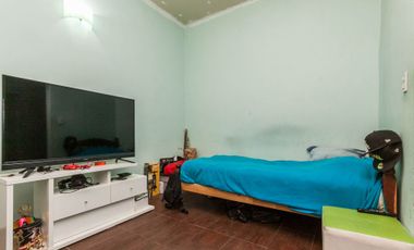 Casa con garage y departamento a terminar