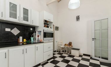 Casa con garage y departamento a terminar