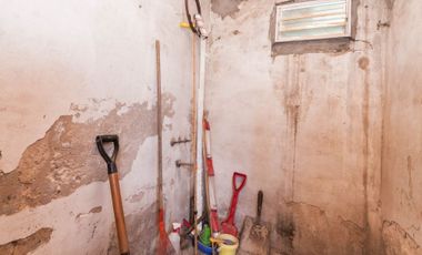 Casa con garage y departamento a terminar