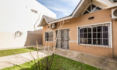 Casa con garage y departamento a terminar