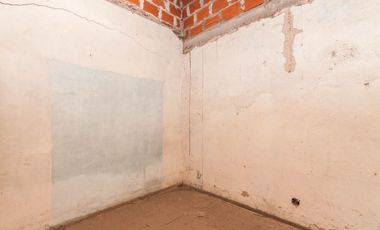Casa con garage y departamento a terminar
