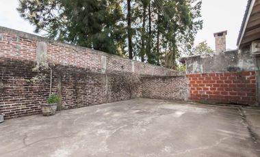 Casa con garage y departamento a terminar