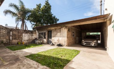 Casa con garage y departamento a terminar