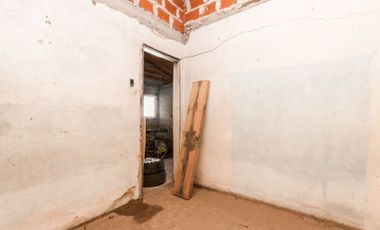 Casa con garage y departamento a terminar