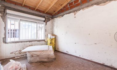Casa con garage y departamento a terminar