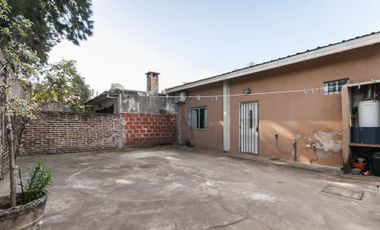 Casa con garage y departamento a terminar