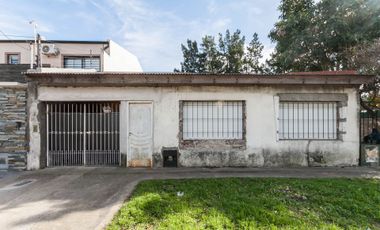 Casa con garage y departamento a terminar