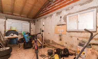 Casa con garage y departamento a terminar