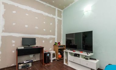 Casa con garage y departamento a terminar