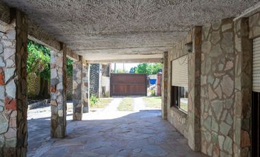 CASA EN VENTA  8 AMBIENTES EN  ALEJANDRO KORN