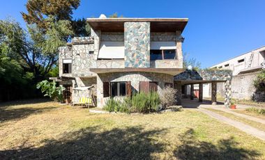 CASA EN VENTA  8 AMBIENTES EN  ALEJANDRO KORN