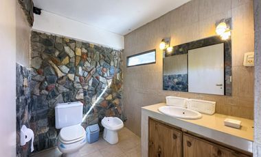 CASA EN VENTA  8 AMBIENTES EN  ALEJANDRO KORN