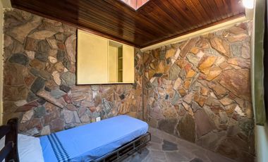 CASA EN VENTA  8 AMBIENTES EN  ALEJANDRO KORN