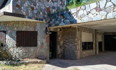 CASA EN VENTA  8 AMBIENTES EN  ALEJANDRO KORN