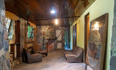 CASA EN VENTA  8 AMBIENTES EN  ALEJANDRO KORN