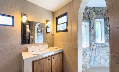 CASA EN VENTA  8 AMBIENTES EN  ALEJANDRO KORN