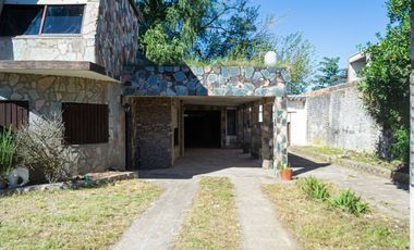 CASA EN VENTA  8 AMBIENTES EN  ALEJANDRO KORN