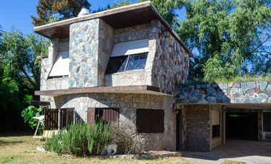 CASA EN VENTA  8 AMBIENTES EN  ALEJANDRO KORN